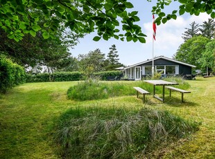 Hyggeligt sommerhus på ugeneret naturgrund i Blåvand