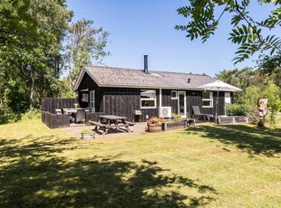 Hyggeligt træsommerhus med stor, idyllisk have