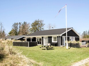 Klassisk sommerhus nær Blokhus by og strand