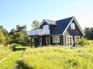 Lækkert bjælkehus kun 350 meter fra dejlig strand.