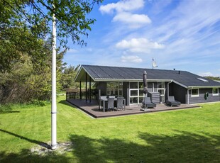 Moderne og godt beliggende sommerhus med spa