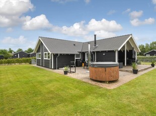 Moderne sommerhus med stor terrasse, trampolin og vildmarksbad