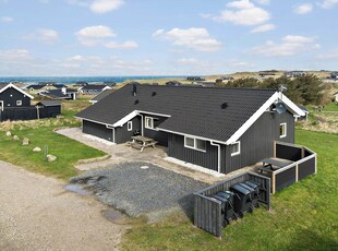 Moderne sommerhus med spabad og sauna tæt på stranden