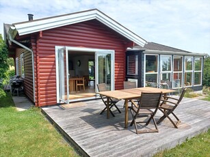 Sommerhus med fin havestue ved Ajstrup Strand