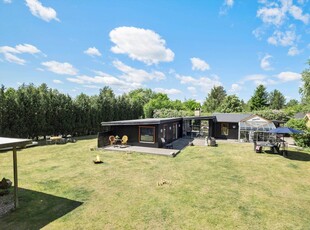 Stort sommerhus på skøn havegrund nær Limfjorden