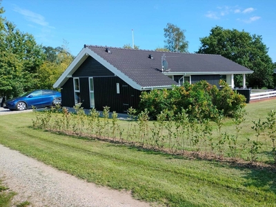 Flot velholdt sommerhus ved Dejret Strand