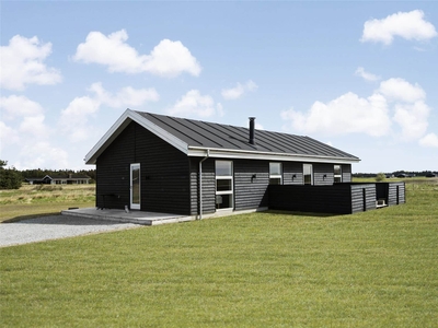 Velholdt sommerhus med spabad og sauna tæt ved Grønhøj Strand