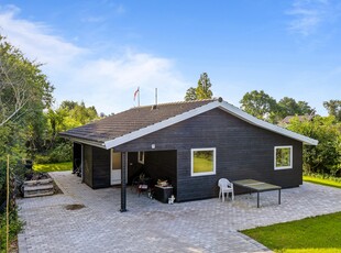 KLASSISK SOMMERHUSCHARME NÆR ISEFJORDEN