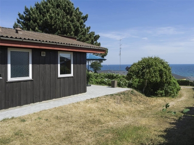 Dejligt sommerhus med havudsigt. Kun 200 meter fra havet