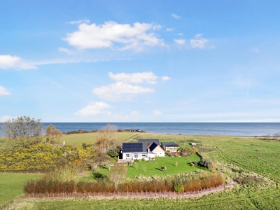 Det altoverskyggende plus er selvfølgelig nærheden til stranden og havet. Ebbeløkke Strand er en meget børnevenlig strand, og vandet er rent og simpelthen lige til at løbe ud i; sommer- som vinterbader.