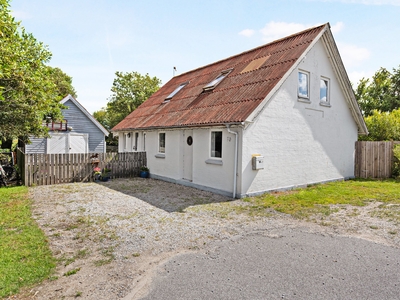 Det tager ikke mere end fem minutter at køre fra centrum af Hirtshals til jeres nye adresse, som ligger en smule sydpå, men på den korte tid er byliv og villakvarterer skiftet ud med frisk luft og skøn natur.