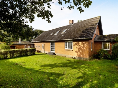 Villa med god plads til storfamilien både inde og ude. Villaen må benyttes som sommerhus, da der ikke er bopælspligt.