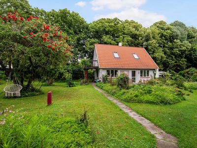 LYS OG BEHAGELIG VILLA MED ANNEKS OG NATURRIG BELIGGENHED