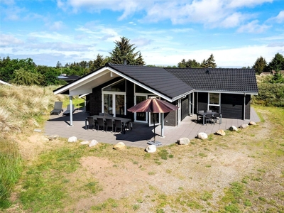 Moderne og rummeligt sommerhus tæt på Vesterhavet.