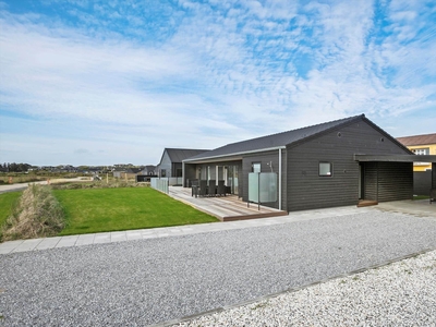 Moderne sommerhus med sauna, aktivitetsrum og vildmarksbad