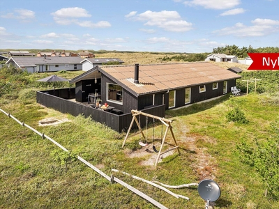 Dejligt sommerhus med sauna, solopvarmet udebruser, lukket terrasse og skøn naturgrund. Huset er tilmeldt Svøm & Leg, og det betyder, at du som lejer har FRI adgang til 6 centre = 6 svømmehaller.