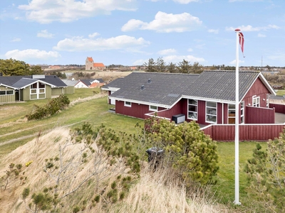 Flot og velholdt sommerhus med spabad og solrigt terrassemiljø