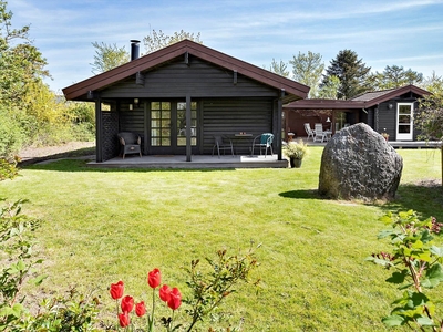 Hyggeligt ældre sommerhus med anneks og havkig ved Kysing Strand