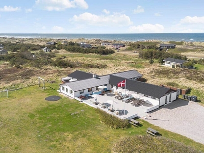 Storslået sommerhus med gildesal og tæt på Vesterhavet