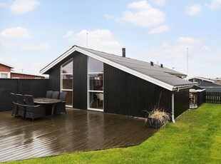 Lyst og rummeligt sommerhus med hyggelig terrasse tæt på Løkken