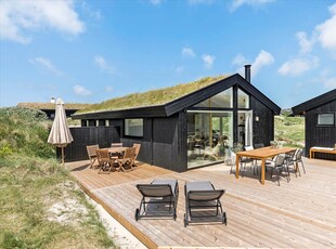 Flot sommerhus med lækkert terrassemiljø og klitudsigt fra saunaen