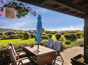 HYGGELIGT SOMMERHUS MED STOR HAVE OG GÅAFSTAND TIL STRAND