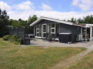 Hyggeligt sommerhus på stor skøn grund nær Vesterhav og fjord