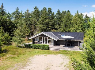 Hyggeligt træsommerhus på stor og ugeneret naturgrund