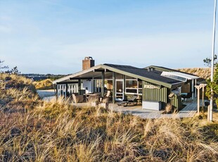 Stort sommerhus med skønne terrasser og kort gåafstand til stranden