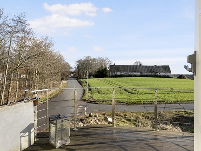 Nu kan I blive de heldige indehaver af en villa med en fredelig beliggenhed i landsbyen, Stensby, nær skov og strand.