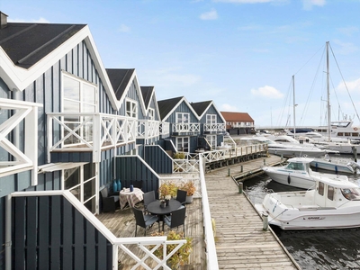 Kun et stenkast fra havnebassinet, 250 meter til badestrand ved Grenå og med havudsigt – 4 personer