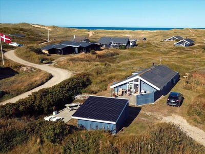 Lyst og indbydende sommerhus nær stranden i Vejlby Klit