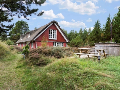 Stråtækt sommerhus med vildmarksbad og vidunderlige naturomgivelser