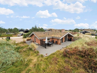 Nyrenoveret feriehus i klitområde ved Henne Strand