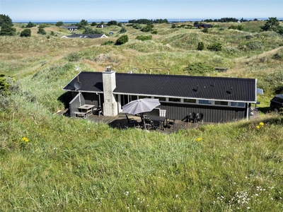 Skønt sommerhus med ugenert beliggenhed midt i klitterne tæt på Vesterhavet