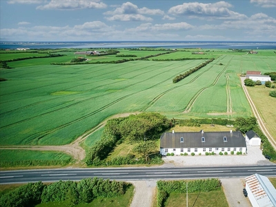 Stort sommerhus til 10 personer med fjordudsigt og havkig