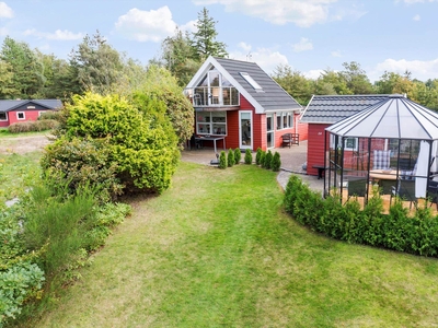 Velholdt sommerhus med havepavillon, anneks og flot fjordudsigt