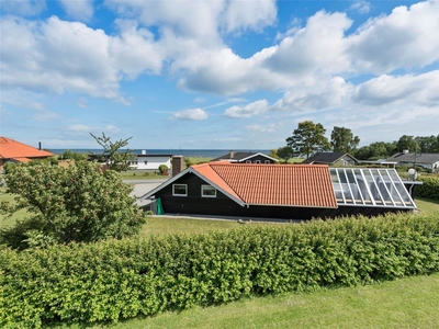 Hyggeligt sommerhus til 6 personer med havudsigt i Pøt Strandby