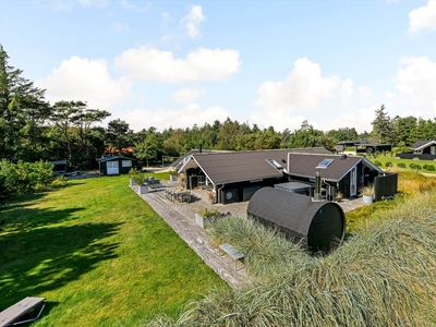 Skønt sommerhus på lukket vej i Blåvand – med udendørs wellnessområde