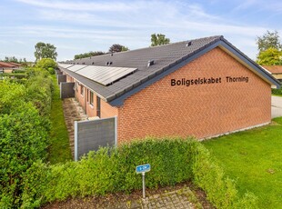 Rækkehusbebyggelse bestående af 8 rækkehuse på 109 m2 beliggende i Thorning midt imellem Silkeborg og Viborg