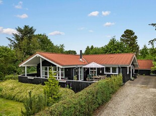 Hyggeligt sommerhus i Trend – med spabad, sauna og idyllisk have