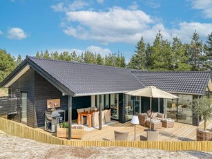 Nyopført sommerhus med en unik beliggendhed på adressen Strandfogedvej 23, tæt på golfbane og større ridecenter.