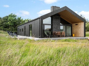 Stilrent sommerhus med stor terrasse og udsigt til skøn natur