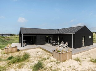 Herligt sommerhus tæt på stranden med solrig terrasse og aktivitetsrum