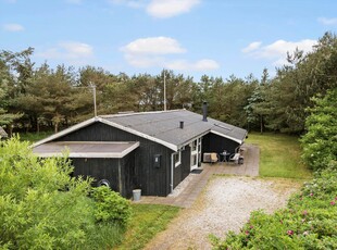 Charmerende sommerhus med udestue og stor naturgrund