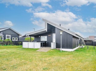 Strandnært og centralt beliggende feriehus.