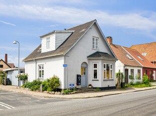 VELDISPONERET VILLA TÆT PÅ NATUREN OG CENTRUM