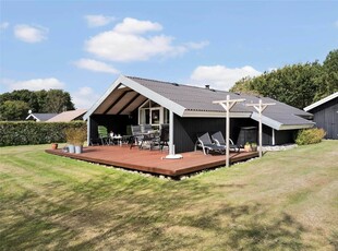 Velindrettet sommerhus med spa, sauna og skøn solterrasse