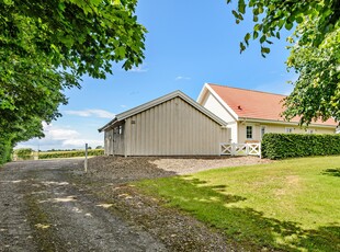 370-5967 Værslev Bygade 33C, Værslev - PRÆSENTABEL VILLA FRA 2006 - KÆMPE GRUND UD TIL DE ÅBNE MARKER OG EN FANTAS