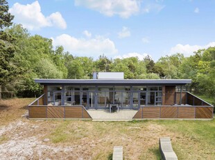 Arkitekttegnet sommerhus ved Ristinge Strand – komfort og natur i smuk forening